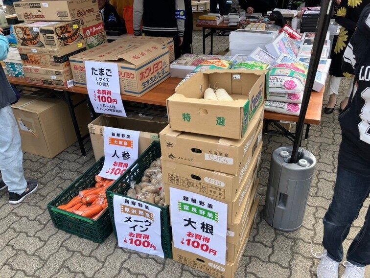 チャリティーマーケットに並んだ新鮮な野菜