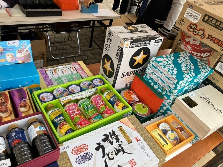 ポリオ撲滅チャリティーマーケットに並んだ食品や飲料